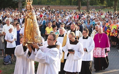 ▲	W procesji z figurą Matki Bożej Skępskiej wziął udział abp Józef Michalik z Przemyśla.