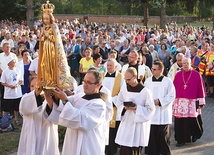 ▲	W procesji z figurą Matki Bożej Skępskiej wziął udział abp Józef Michalik z Przemyśla.