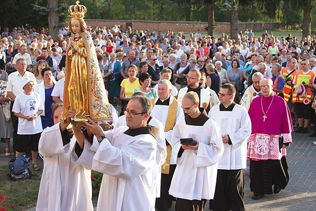 ▲	W procesji z figurą Matki Bożej Skępskiej wziął udział abp Józef Michalik z Przemyśla.