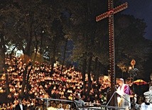 ▼	W grocie lurdzkiej  na Górze Świętej Anny, w rozświetlony płonącym ogniem wieczór, tysiące ludzi adorowały krzyż.