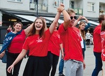 ▲	Roztańczona studniówka w centrum Opola.