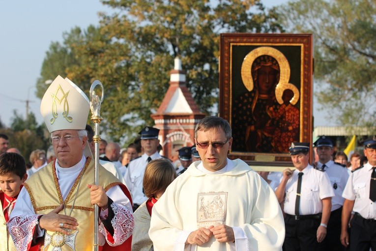 Po Maryję przybywajacą do parafii w Miedniewicach wyszedł tłum wiernych na czele z biskupem ordynariuszem