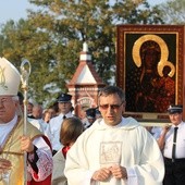 Po Maryję przybywajacą do parafii w Miedniewicach wyszedł tłum wiernych na czele z biskupem ordynariuszem