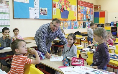 Krzysztof Łaszuk  jest nauczycielem.  Należy do Instytutu Świeckiego Chrystusa Króla.