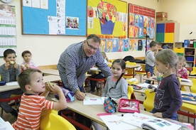 Krzysztof Łaszuk  jest nauczycielem.  Należy do Instytutu Świeckiego Chrystusa Króla.