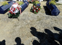 Kolejny pogrzeb osób, których szczątki ekshumowano na terenie wsi Ostrówki i złożono na tamtejszym cmentarzu 30 sierpnia 2016 roku. Prace nadzoruje dr Leon Popek, którego przodków w czasie rzezi na Wołyniu uratowali Ukraińcy.