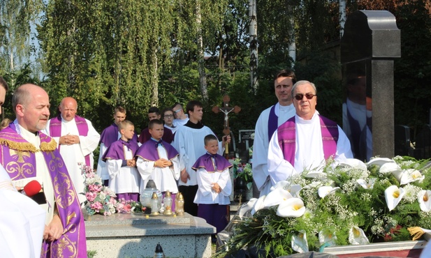 Modlitwa na trumną śp. ks. Tomasza Dzidy na cmentarzu parafii NMP Wspomożenia Wiernych w Czechowicach-Dziedzicach