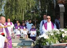 Modlitwa na trumną śp. ks. Tomasza Dzidy na cmentarzu parafii NMP Wspomożenia Wiernych w Czechowicach-Dziedzicach