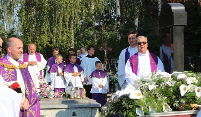 Modlitwa na trumną śp. ks. Tomasza Dzidy na cmentarzu parafii NMP Wspomożenia Wiernych w Czechowicach-Dziedzicach