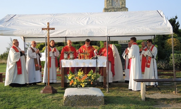 Co roku bielscy duszpasterze koncelebrują Mszę św. pod krzyżem w Starym Bielsku