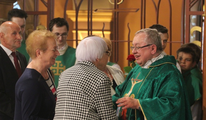 Za duszpasterską troskę dziękowali ks. prał. Zbigniewowi Powadzie przedstawiciele parafialnych grup apostolskich