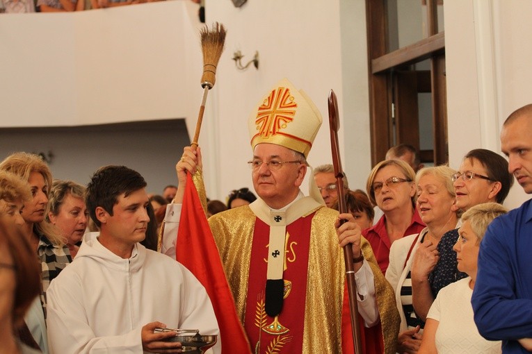 Arcybiskup Stanisław Budzik na początku Mszy św. poświęcił ściany kościoła