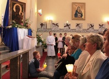 Parafianie przed obrazem Matki Bożej Częstochowskiej w kościele Radziwiłłowie