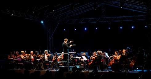 Nocny koncert w hali Wagonówki