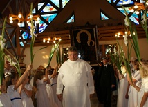 Dzieci ze wspólnoty parafialnej powitały Matkę Bożą szpalerem z białymi mieczykami