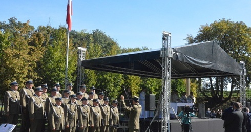 Czerwony nóż w plecy