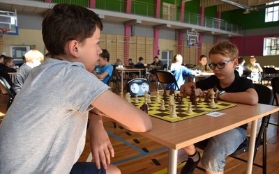 Rozgrywki szachowe towarzyszą od lat pielgrzymce dzieci i młodzieży do Rostkowa