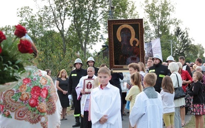 Wierni z parafii Korabiewice tłumnie wyszli na powitanie obrazu Matki Bożej Częstochowskiej 