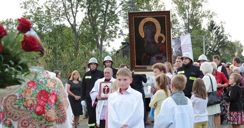 Wierni z parafii Korabiewice tłumnie wyszli na powitanie obrazu Matki Bożej Częstochowskiej 