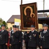 Strażacy niosą obraz Matki Bożej Częstochowskiej