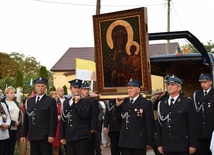 Strażacy niosą obraz Matki Bożej Częstochowskiej