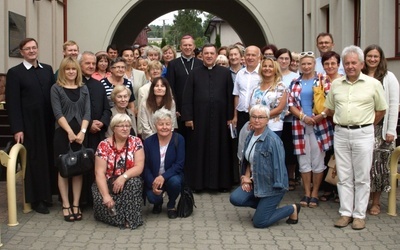 Z bp. Piotrem Turzyńskim uczestnicy rekolekcji na terenie sanktuarium. Czwarty z prawej ks. Wojciech Wojtyła