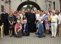 Z bp. Piotrem Turzyńskim uczestnicy rekolekcji na terenie sanktuarium. Czwarty z prawej ks. Wojciech Wojtyła