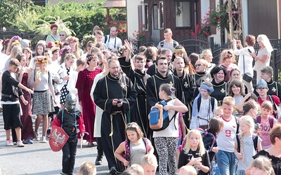 Bale Wszystkich Świętych czy święto w Lubomierzu pokazują, że dzieci i młodzież chętnie biorą udział w dobrych zabawach.