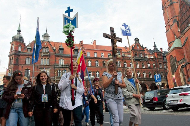 	Miejscem startu była legnicka katedra.