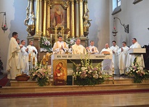 Eucharystię koncelebrowało kilkunastu kapłanów.