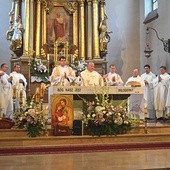 Eucharystię koncelebrowało kilkunastu kapłanów.