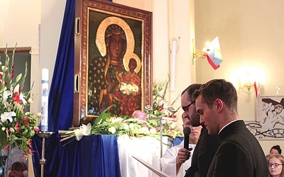 Zmartwychwstańcy odnawiają śluby zakonne przed obrazem Matki Bożej. 