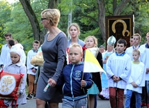 Procesja z ikoną Matki Bożej Częstochowskiej w Chojnacie