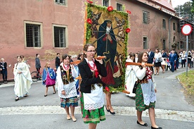Na zakończenie niedzielnych uroczystości odbyła się procesja,  na którą mieszkańcy założyli stroje krakowskie.
