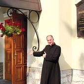 ▲	Ksiądz proboszcz Piotr Konieczny zaprasza do hałcnowskiej bazyliki mniejszej.