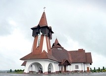 Świątynia góruje nad miastem, a poświęcił ją i konsekrował kard. Franciszek Macharski.