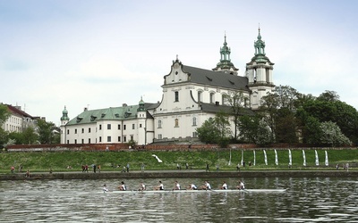 Sanktuaria Wodza Zastępów Niebieskich zwykle położone są nad wodą, w miejscach dawnego kultu pogańskiego. Nie inaczej jest w Krakowie.
