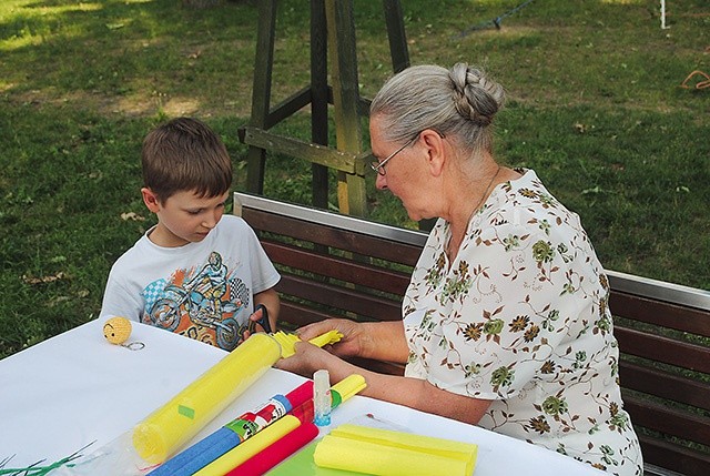 ◄	Pani Janina chętnie uczy następców.