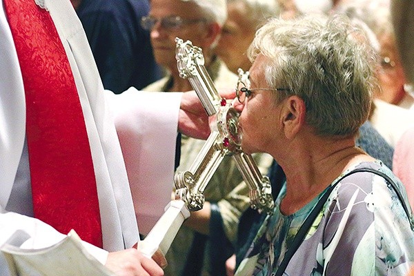 Po Mszy św. wierni zebrani w katedrze św. Mikołaja mogli ucałować relikwie Krzyża Świętego, które znajdują się w elbląskim sanktuarium.