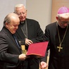 Nagrody wręczył abp Wiktor Skworc. Na zdjęciu otrzymuje ją Henryk Jan Botor, obok stoi bp Stefan Cichy.