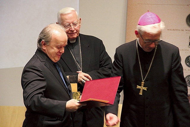 Nagrody wręczył abp Wiktor Skworc. Na zdjęciu otrzymuje ją Henryk Jan Botor, obok stoi bp Stefan Cichy.