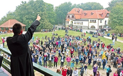 Organizator przedsięwzięcia ks. Jakub Bartczak w swoim żywiole, czyli z mikrofonem w ręce. Słowo Boże głoszone przez rap ujmuje młodzież.