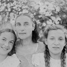 ▲	Teresa Przanowska – nauczycielka, poetka, działaczka społeczna. Na zdjęciu z córkami Krystyną i Teresą (z warkoczami). 