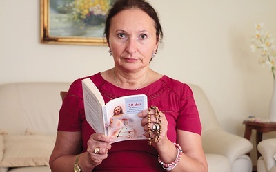 ◄	Małgorzata Borkowska przed akcją „Koronka na ulicach miasta” sięga po książkę „30 dni z Jezusem miłosiernym i siostrą Faustyną”, poświęcając przy tym czas na osobistą modlitwę do Bożego Miłosierdzia.