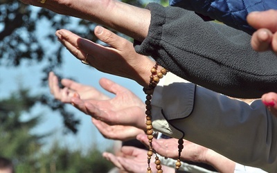 ▲	Uczestnicy pielgrzymki podczas modlitwy wyciągali ręce w geście prośby, wierząc,  że Maryja w znaku cudownej Piety zawsze słucha i wstawia się  za tymi, którzy się  do Niej uciekają.