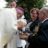 Biskup dziękował  na dożynkach Bogu za to,  że przez cały rok będziemy mieli chleb.