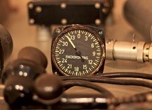 Radiokompas i inne urządzenia lotnicze prezentowane w Izbie.