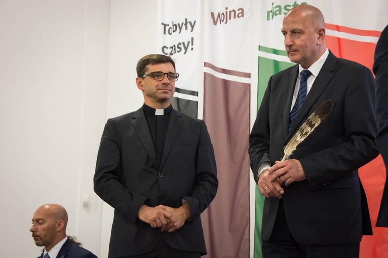 Uczniowie liceum salezjańskiego z Dalajlamą XIV