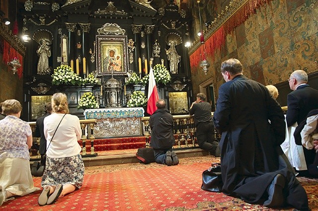 Od ponad 600 lat kolejne pokolenia Polaków zawierzają Jasnogórskiej Królowej  swoje sprawy i modlą się za ojczyznę