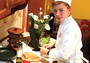 „Dzisiaj ja gotuję”  – Bartek rzuca w domu hasło... i bierze się do pracy
